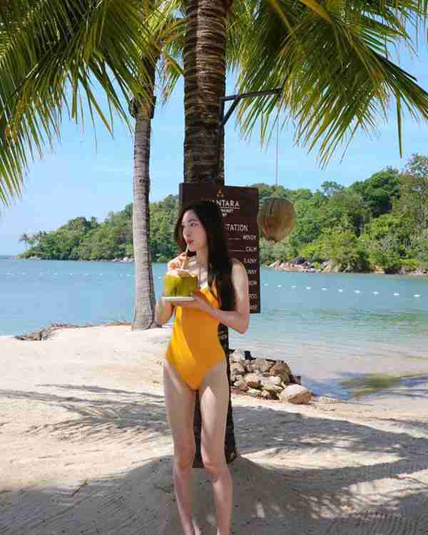 ปันปัน สุทัตตา สวมวันพีซสีเหลืองอร่าม กินน้ำมะพร้าวริมทะเล อู้หูว... ขาวจั๊วะ
